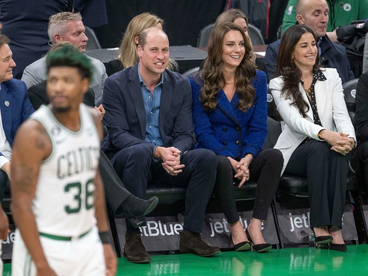 Уильям и Кэтрин, принц и принцесса Уэльские, смотрят баскетбольный матч «Бостон Селтикс» в первый день их трехдневного визита в Соединенные Штаты, 1 декабря 2022