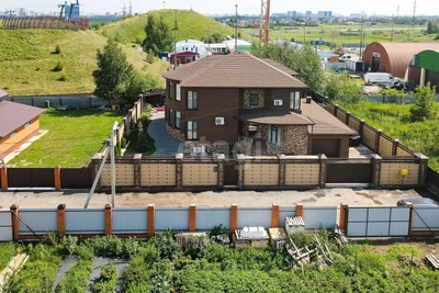 Коттедж в Тюмени с гостиной размером с двухкомнатную квартиру