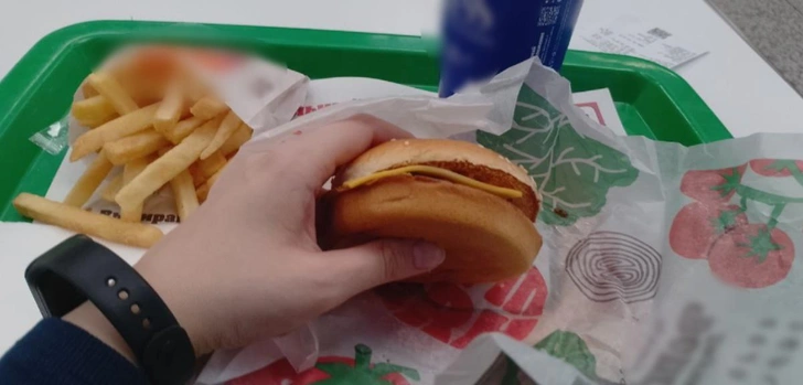 За кусочек огурца готова была убить: как я 5 дней питалась одним фастфудом | Источник: Доктор Питер