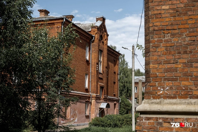 Здесь всё гармонично сочетается: дома, зелень и детали старого квартала | Источник: Александр Куренной / 76.RU