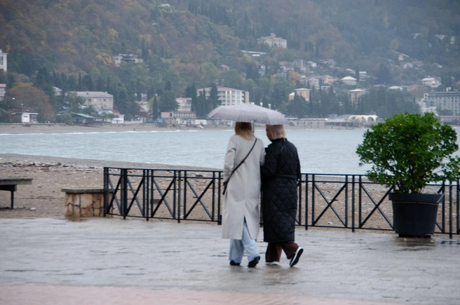 Шума волны и капли дождя, больше никакого шума — вот это отдых | Источник: Оксана Витяpь / SOCHI1.RU