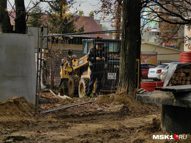 Полиция осталась за забором | Источник: Дмитрий Бондарев / MSK1.RU