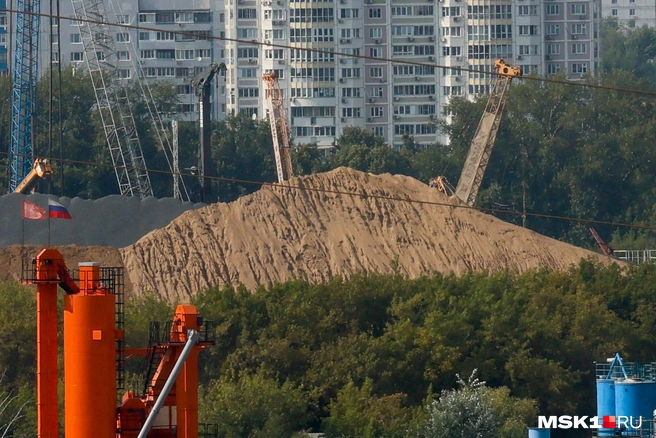 Огромные горы песка и отсева видно с балконов близлежащих домов | Источник: Артем Устюжанин / MSK1.RU