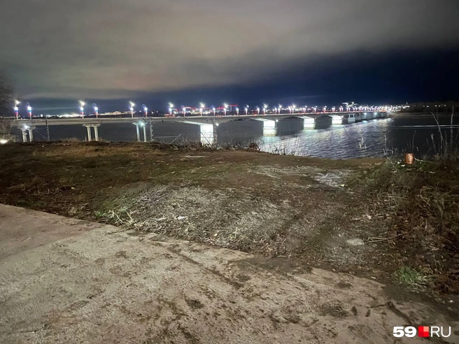 Под этой площадкой резкий спуск | Источник: читатель 59.RU