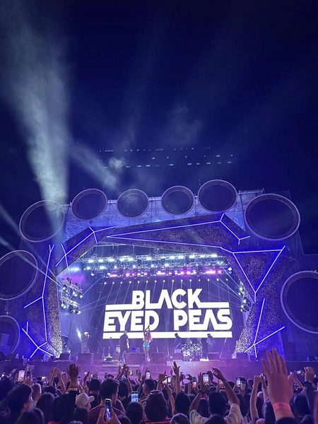 Black Eyed Peas қазақтың туын көкке көтерді. Видео