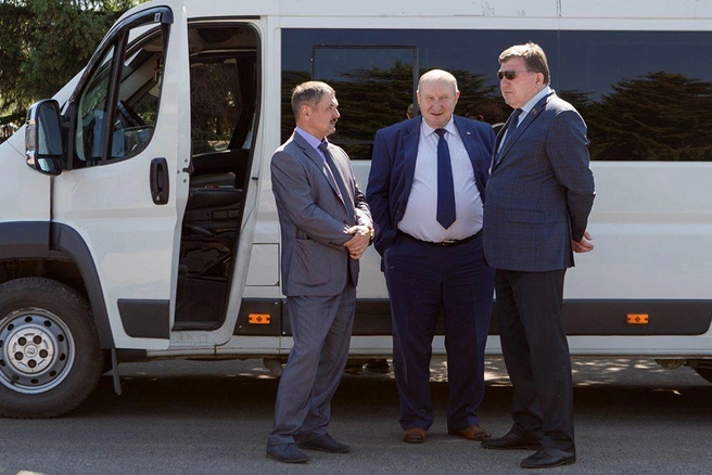 Мэр Читы Анатолий Михалёв, сити-менеджер Олег Кузнецов и председатель Законодательного собрания Забайкальского края Игорь Лиханов ждут начала митинга в тени лесопосадок мемориала | Источник: Анна Хвостова