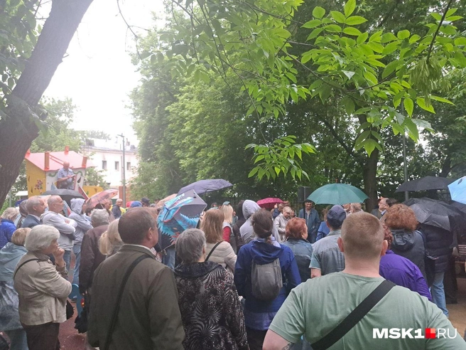 В Москве жители вышли против строительства домов по реновации на радиоактивной земле | Источник: Арина Майорова / MSK1.RU