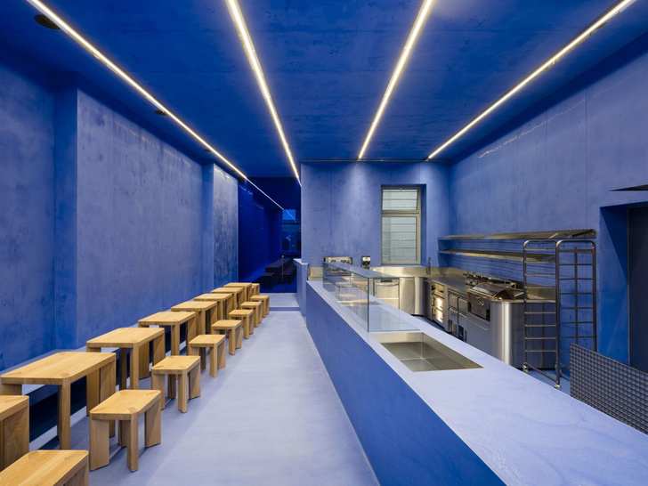 Кафе-пекарня в синих тонах в Берлине