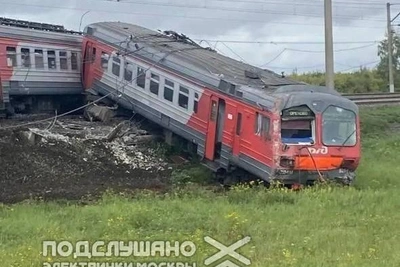 Сход электрички с рельсов после столкновения с КамАЗом