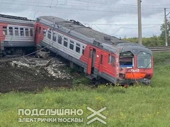 Электричка сошла с рельсов из-за столкновения с грузовиком во Владимирской области | Источник: Подслушано электрички Москвы / T.me