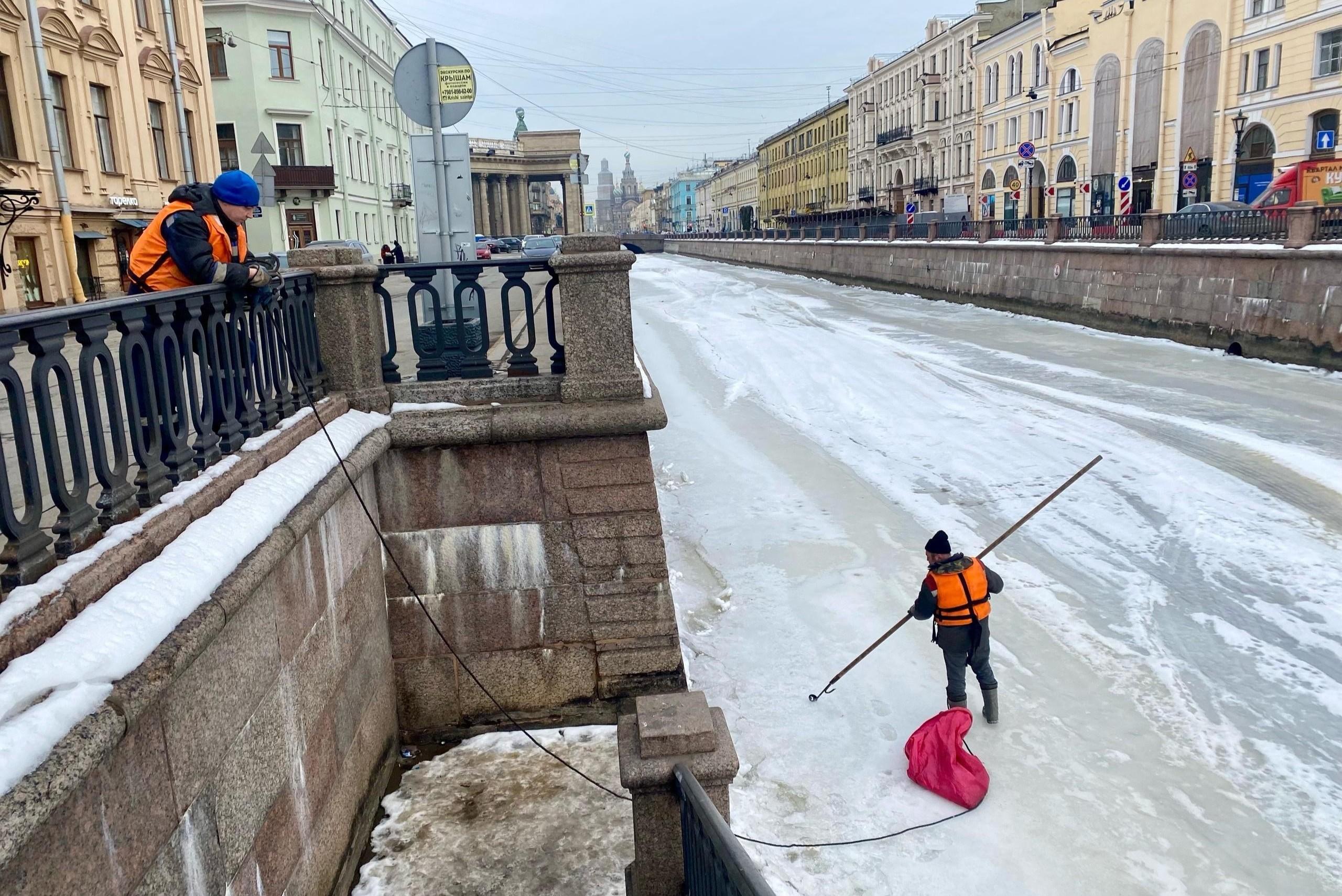 Чья шляпка? А «пешеходный переход»? Фоторепортаж о том, как чистят реки и каналы Петербурга 