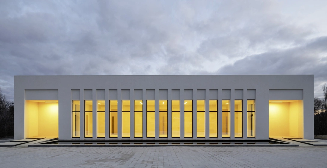 Ритмичный ряд окон создает образ оторванного от земли здания, который поддерживает отражение в искусственном озере, вырытом перед главным фасадом. | Источник: МИХАИЛ ЛОСКУТОВ