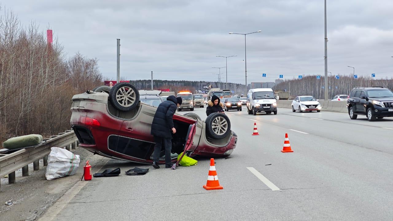 На Кольцовском тракте Mazda устроила ДТП с опрокидыванием