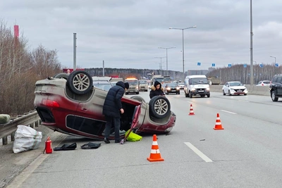 Авария на Кольцовском тракте: Mazda врезалась в несколько машин