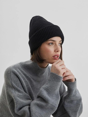 Черная шапка не табу, просто ее нужно уметь носить. Видите разницу? У модели более мягкий и теплый колорит, черный цвет не смотрится на ней слишком контрастно  | Источник: ru.pinterest.com
