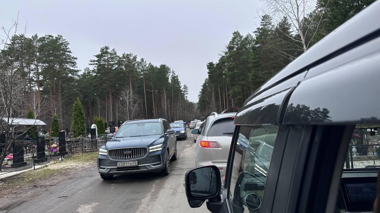 Возле главного тюменского кладбища огромные пробки — фото