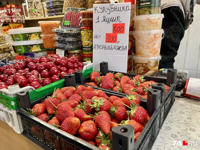Да, черешня тоже есть в продаже — 2500 рублей за килограмм | Источник: Михаил Шилкин