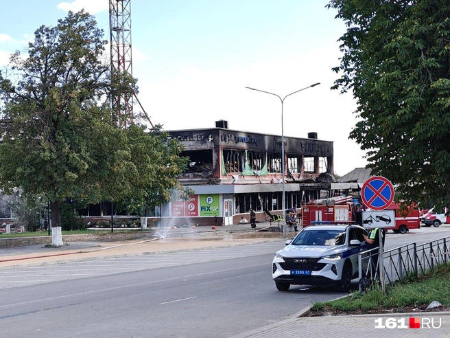 Здание торгового центра в Новошахтинске полностью выгорело | Источник: читатель 161.RU