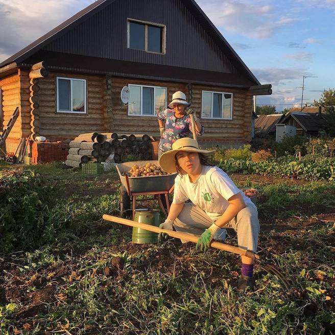 Альбина у бабушки в деревне в Татарстане | Источник: Альбина Кабалина / Instagram (деятельность запрещена на территории РФ)