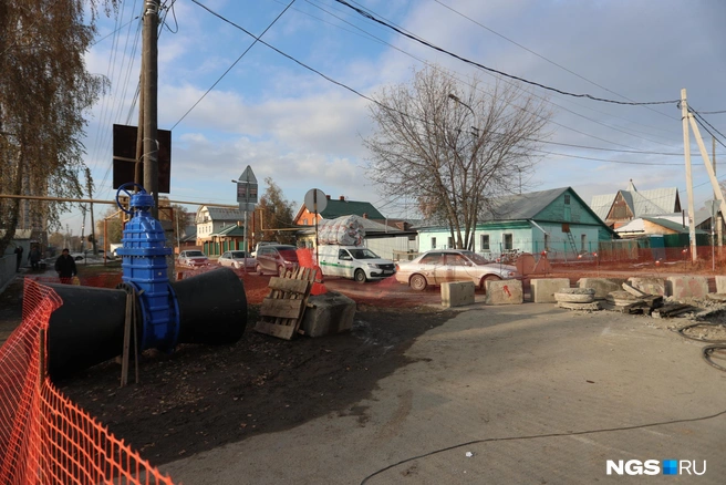 Водопровод также ремонтируют на пересечении улиц Панфиловцев и Коммунстроевской. Как стало известно НГС, участок не связан с масштабным отключением воды | Источник: Андрей Бортко / NGS.RU