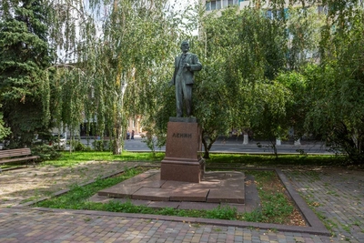 Памятник Ленину в Волгограде накренился и может упасть