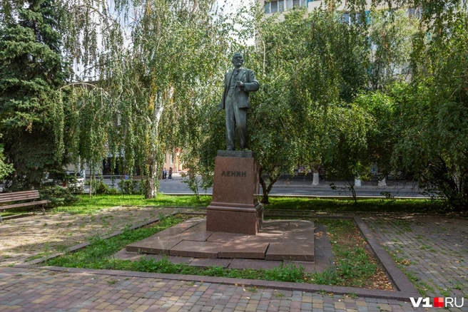 Горожане опасаются, что памятник Ленину может рухнуть и разбиться | Источник: Константин Завриков / V1.RU
