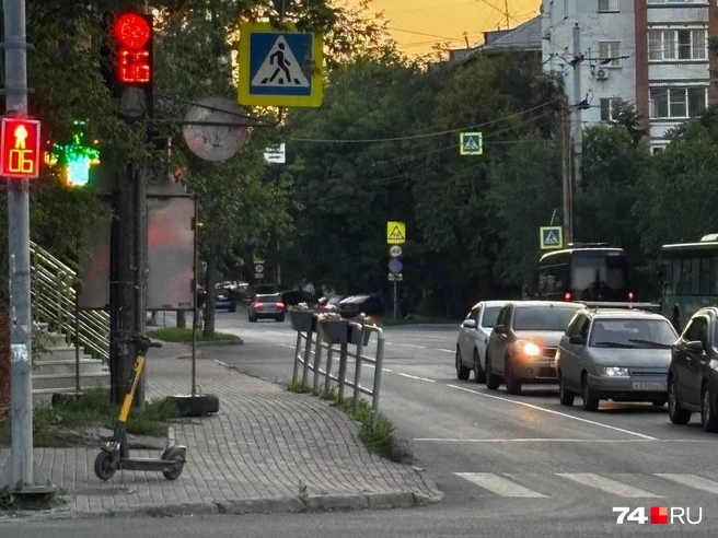 Снова улица Сони Кривой, но чуть дальше — у перекрестка со Свердловским проспектом. Очевидно, что единственная его функция — держать горшки с петуниями. Но кажется, что с этой задачей справились бы и эстетичные вазоны | Источник: Наталия Колмогорова