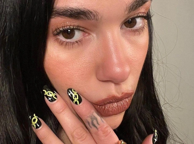 Цветочный сезон: повторяем летний маникюр Дуа Липы