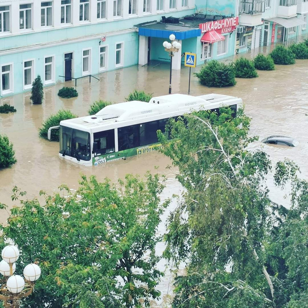 Керчь ушла под воду: мощные фото и видео крымского апокалипсиса