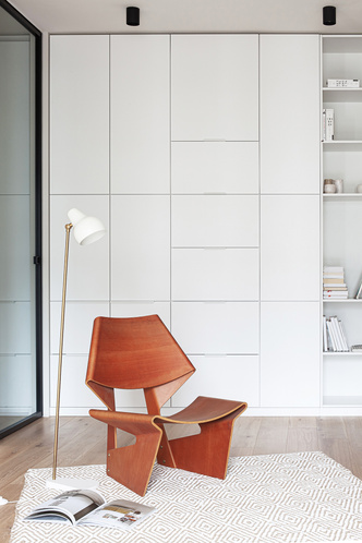 Кресло GJ, дизайн Греты Ялк (Grete Jalk), Дания, 1963 год, состоит из двух фанерных элементов, выкроенных по типу оригами, галерея винтажной мебели Chairmuseum. Торшер, Louis Poulsen.