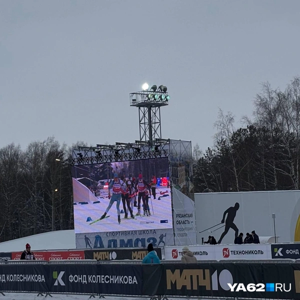 Первыми на старт вышли женщины-биатлонистки | Источник: Виктория Улитова / YA62.RU