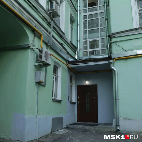 Так выглядит вход в один из подъездов | Источник: Дмитрий Толстошеев / MSK1.RU
