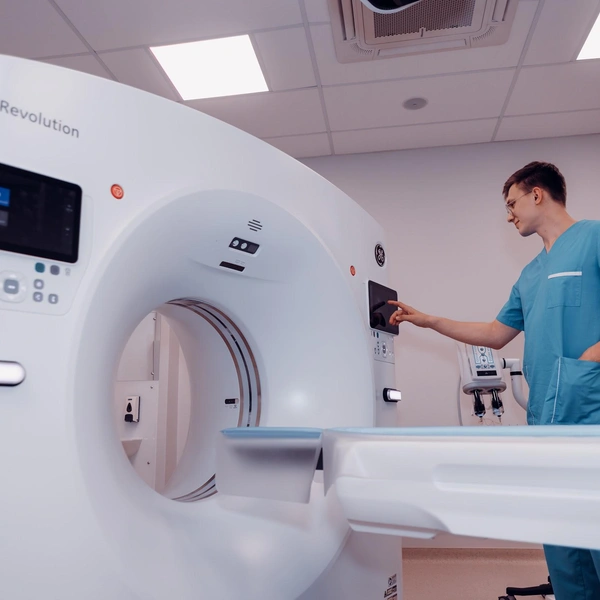 Операции по полису ОМС в клинике MEDICA доступны по урологии, по направлениям нейрохирургии, травматологии и ортопедии | Источник: ООО «МЕДИКА НСК»