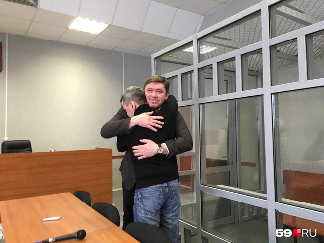 Эмоции взяли верх: оправданный бизнесмен после оглашения приговора обнял своего адвоката | Источник: Вероника Свизева
