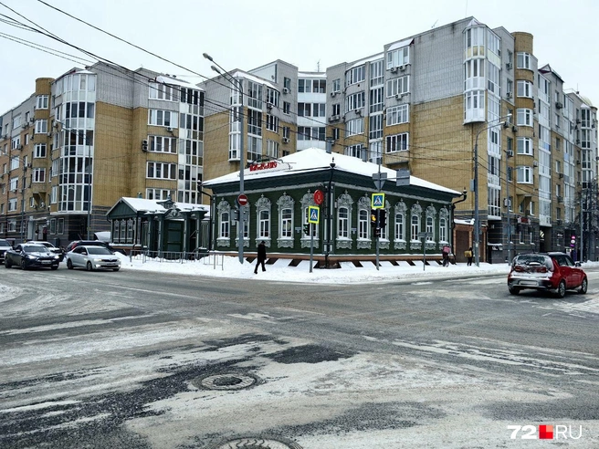 Многоэтажки буквально нависают над старыми зданиями  | Источник: Павел Красоткин / 72.RU 