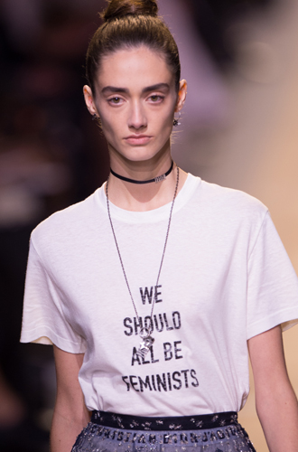 Футболка We Should All Be Feminists, Dior SS17Начнем, пожалуй, с классики протестной моды — творений Марии Грации Кьюри для парижского Дома моды Dior. Первая же коллекция принесла дизайнеру известность — о ней почти два года назад писали и говорили все, кто хоть как-то знаком с миром моды. Меланию, конечно, иконой феминизма не назвать — но попытка все равно была бы лучше, чем ничего.
