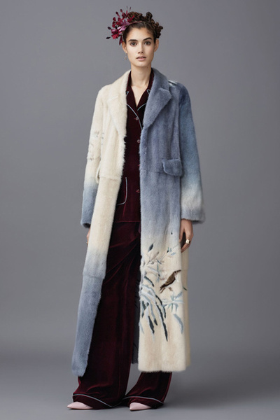 Тенденция осени: пальто из меха с принтом
