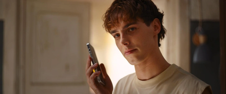 Потерял отца в 3 года и мечтал стать гонщиком: 5 фактов о звезде фильма «Сводишь с ума» Юрие Насонове | parents.ru