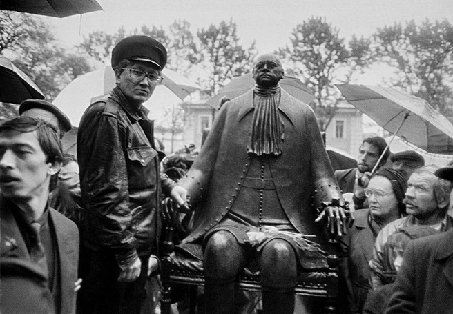 Фотография Михаила Шемякина с памятником Петру I, установленному в 1991 году в Петропавловской крепости в Санкт-Петербурге | Источник: Центр Михаила Шемякина