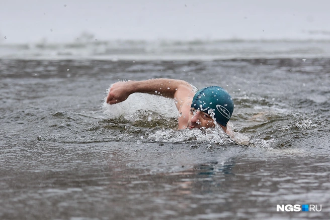 Некоторые надевают плавательные шапки | Источник: Александр Ощепков / NGS.RU