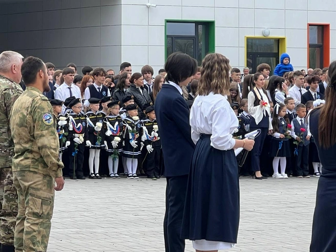 Ветераны СВО пришли поздравить с 1 сентября | Источник: Андрей Бирюков / UFA1.RU