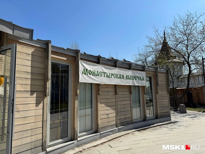 В Даниловском монастыре под продажу выпечки отведена отдельная постройка вне прихрамовой территории | Источник: Анастасия Харитонова / MSK1.RU