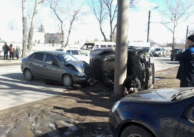 На окраине Рязани столкнулись три автомобиля | ya62.ru