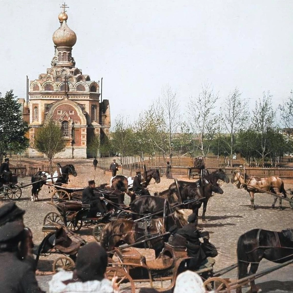 Церковь во имя Святой Троицы на привокзальной площади, 1910 год. Храм уничтожили в 1930-е. На его месте какое-то время находилось здание НКВД. Сейчас эту территорию отдали под парковку | Источник: BspChannel / T.me