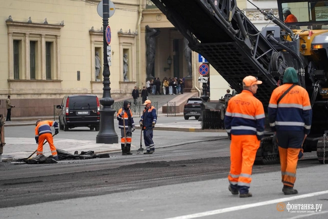 Дорожные работы на Дворцовой не останавливают петербуржцев от прогулок | Источник: Павел Даиси / «Фонтанка.ру»