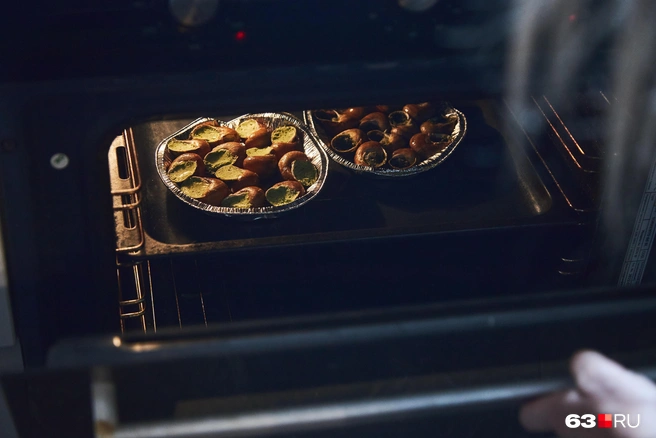 Затем блюдо ставим на 5–7 минут в духовку — и всё готово | Источник: Роман Данилкин / 63.RU