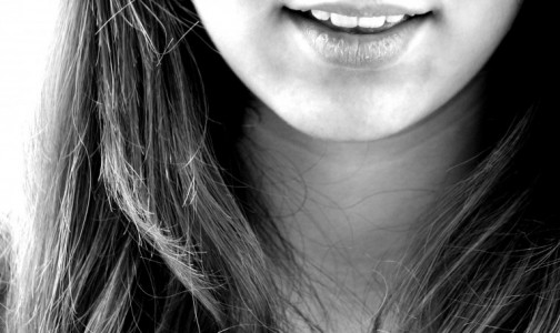 Может ли защитная маска навредить зубам и деснам? Отвечает стоматолог