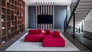 Яркий диван: 50+ идей для гостиной