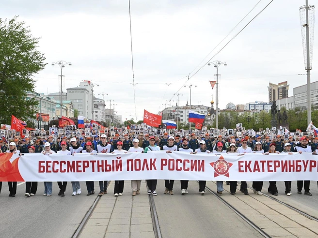 Колонна «Бессмертного полка» прошла сразу после парада | Источник: Дмитрий Емельянов / E1.RU