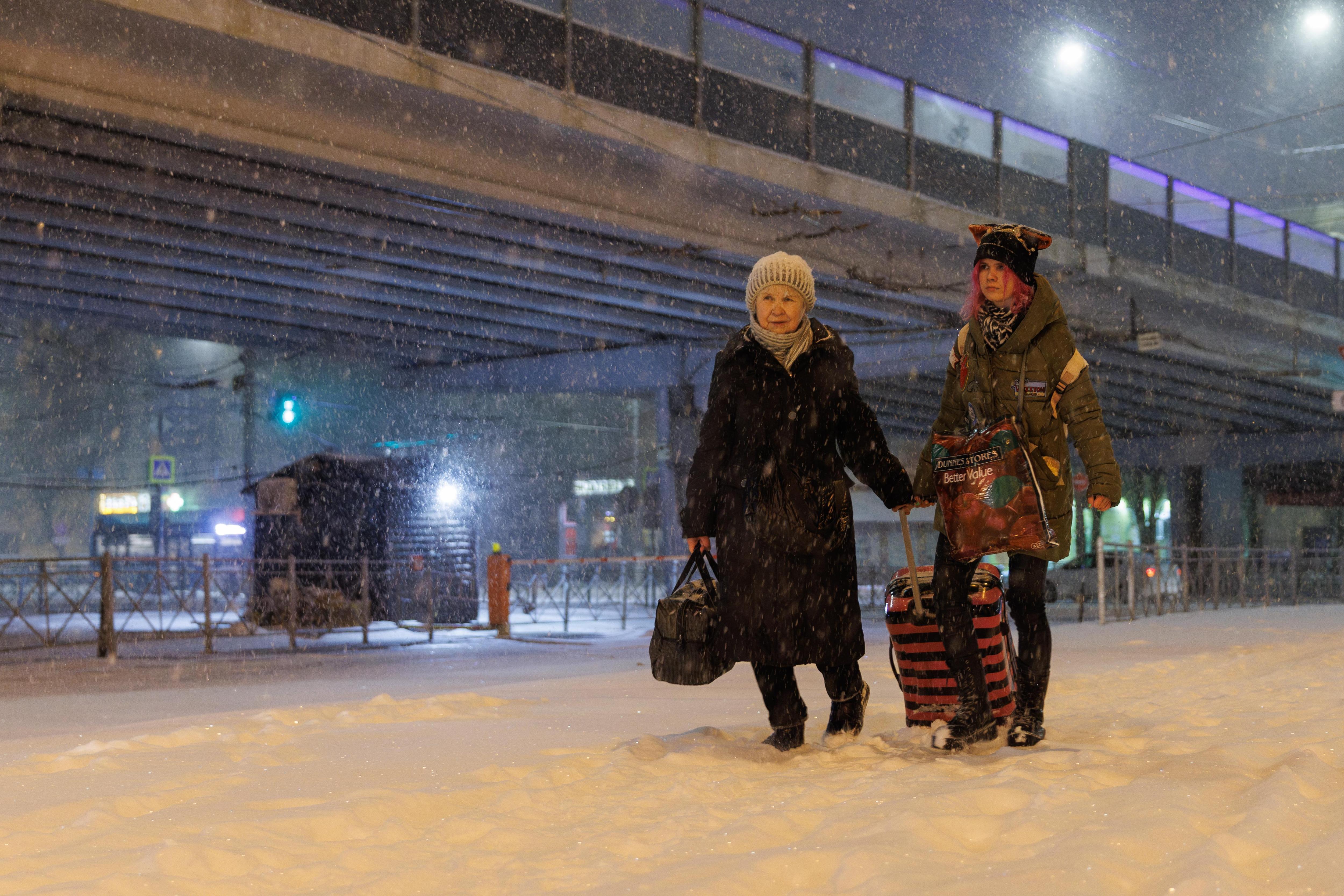 Поезд с волгоградцами на 12 часов застрял в снежном плену жутких метелей Кубани
